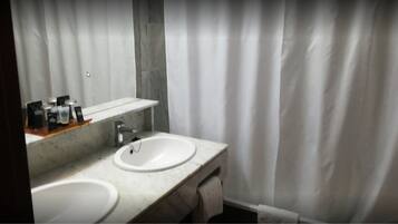 Artículos de higiene personal gratuitos, secador de pelo, bidé y toallas