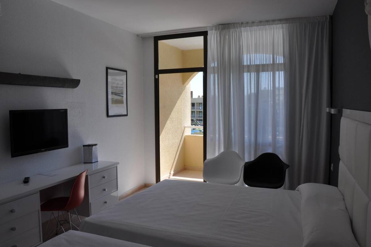 desk, blackout curtains, soundproofing, cots/infant beds