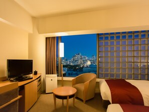 Standard İki Ayrı Yataklı Oda, Sigara İçilebilir (Palace Side) | Kuştüyü yorgan, odada kasa, masa, güneşlik/perde