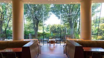 4 restaurants, breakfast served