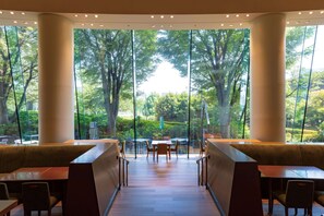 4 か所のレストラン、朝食に営業