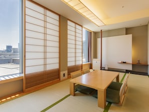 デラックス 和室 (皇居側) 禁煙 | 羽毛の掛け布団、セーフティボックス (室内)、デスク、遮光カーテン