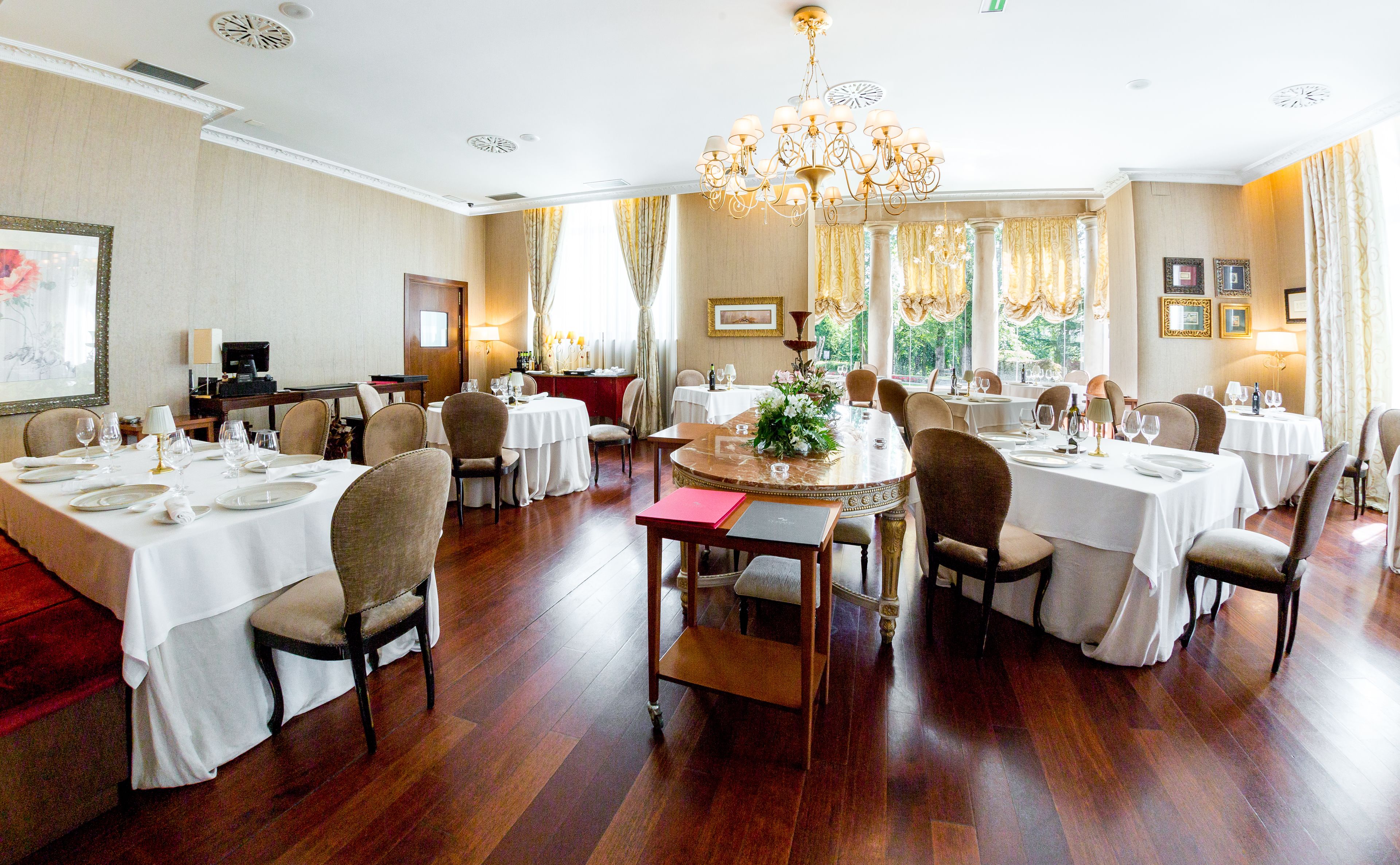 breakfast, lunch and dinner served