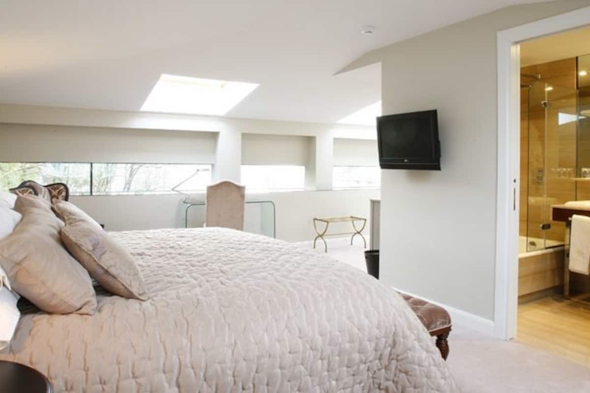 classic double room | premium bedding, minibar, in-room safe, desk