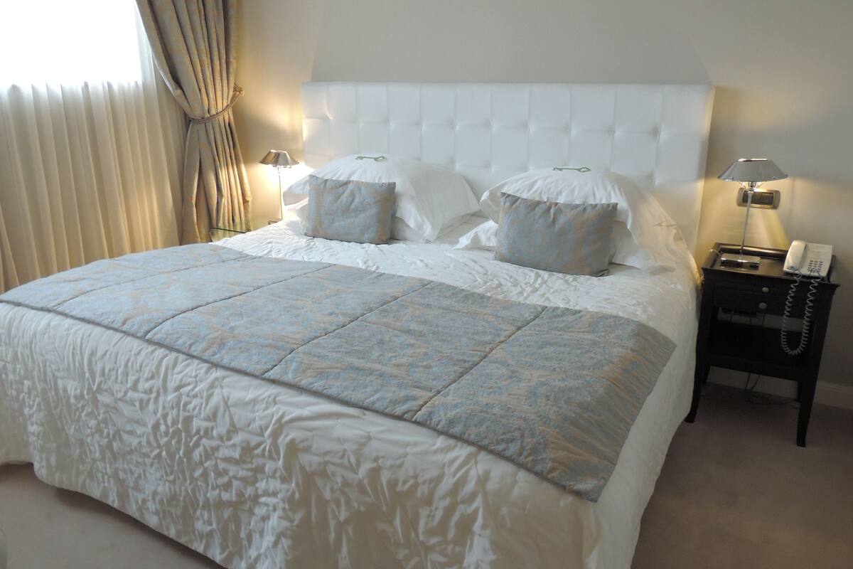 classic double room | premium bedding, minibar, in-room safe, desk
