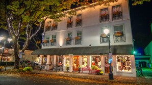 A hotel with a white facade, multiple windows, and outdoor seating. - Camas Boutique Hotel (Camas)