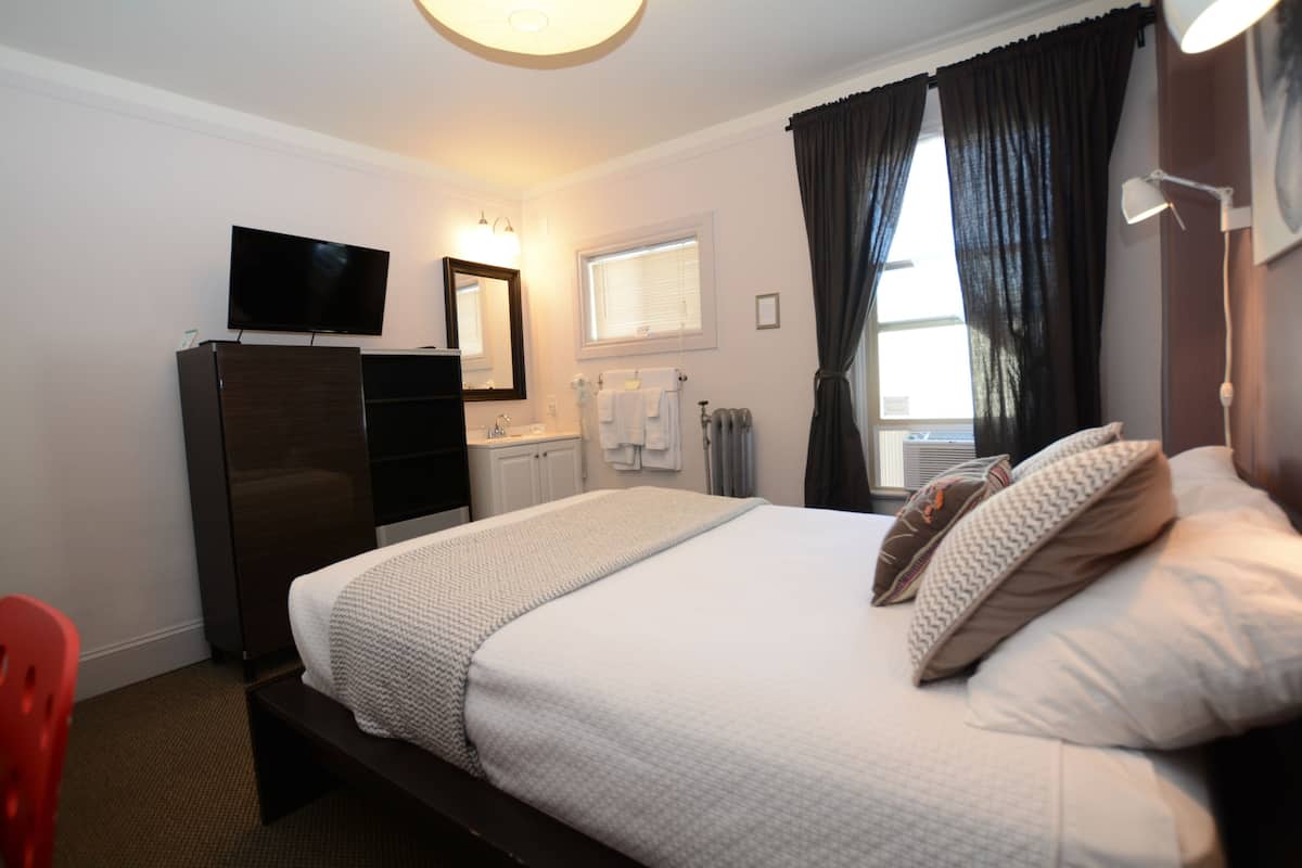 306 Fallen Leaf Lake (Shared Bathroom) | Premium bedding, blackout curtains, iron/ironing board, free WiFi