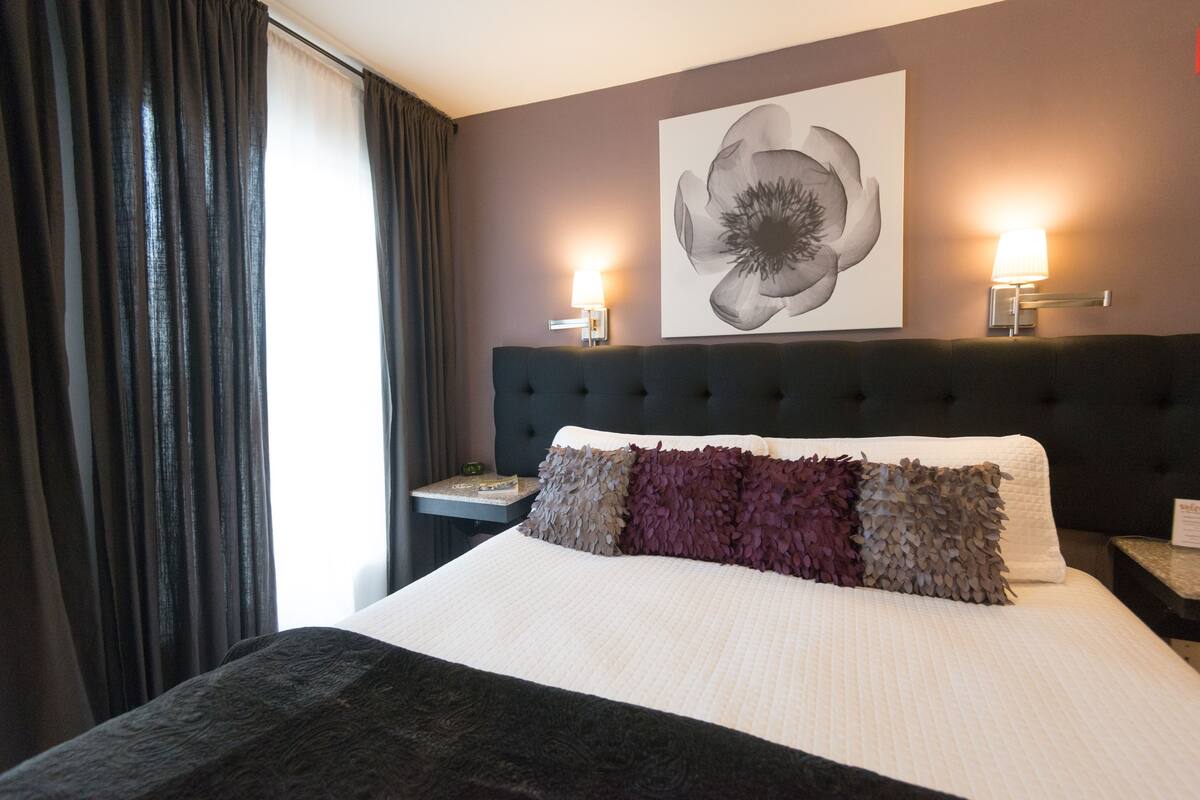 Chambre « Premier », 1 très grand lit (Room 28) | Literie de qualité supérieure, rideaux occultants