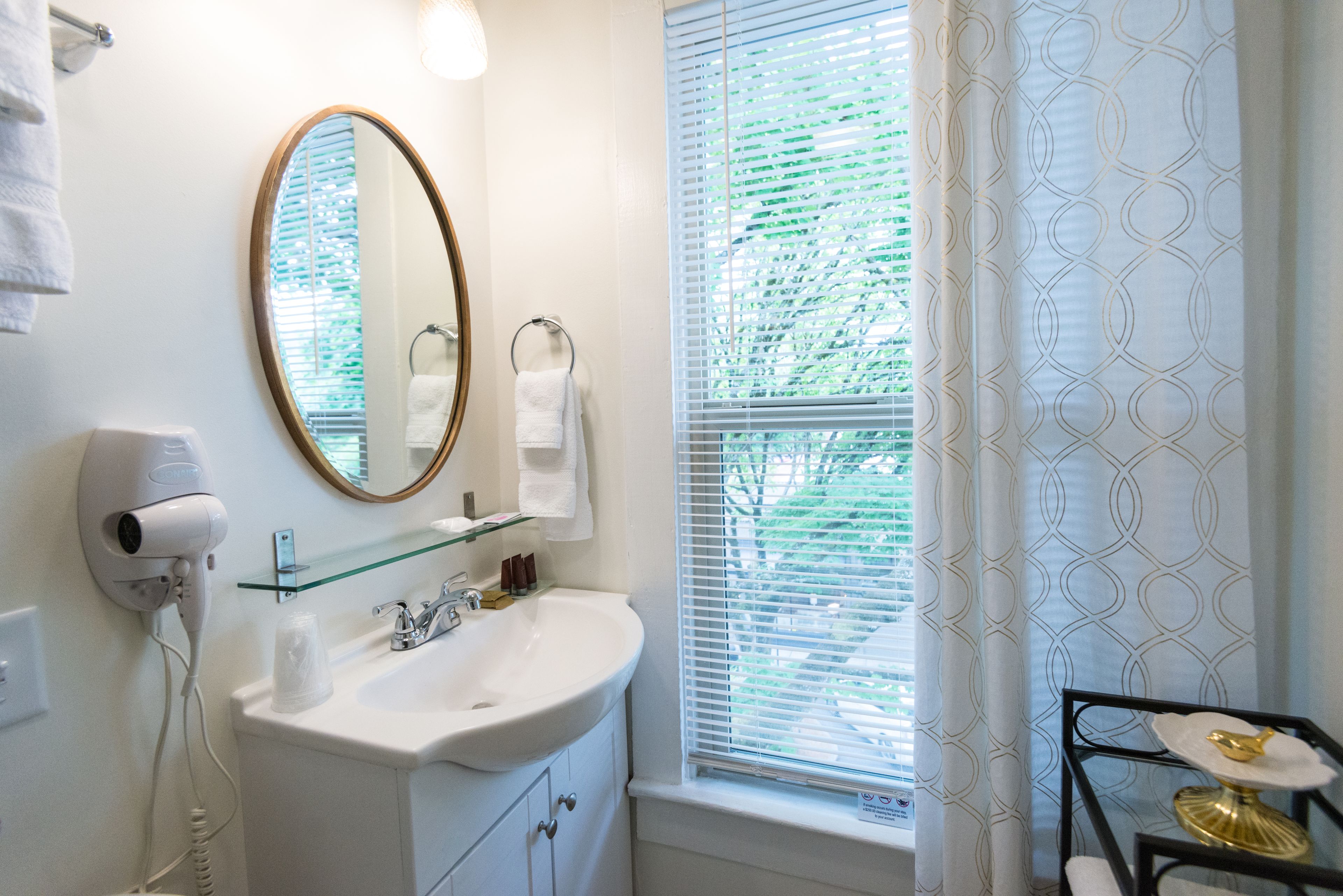 301 multnomah falls | bathroom | free toiletries, hair dryer, bathrobes, towels