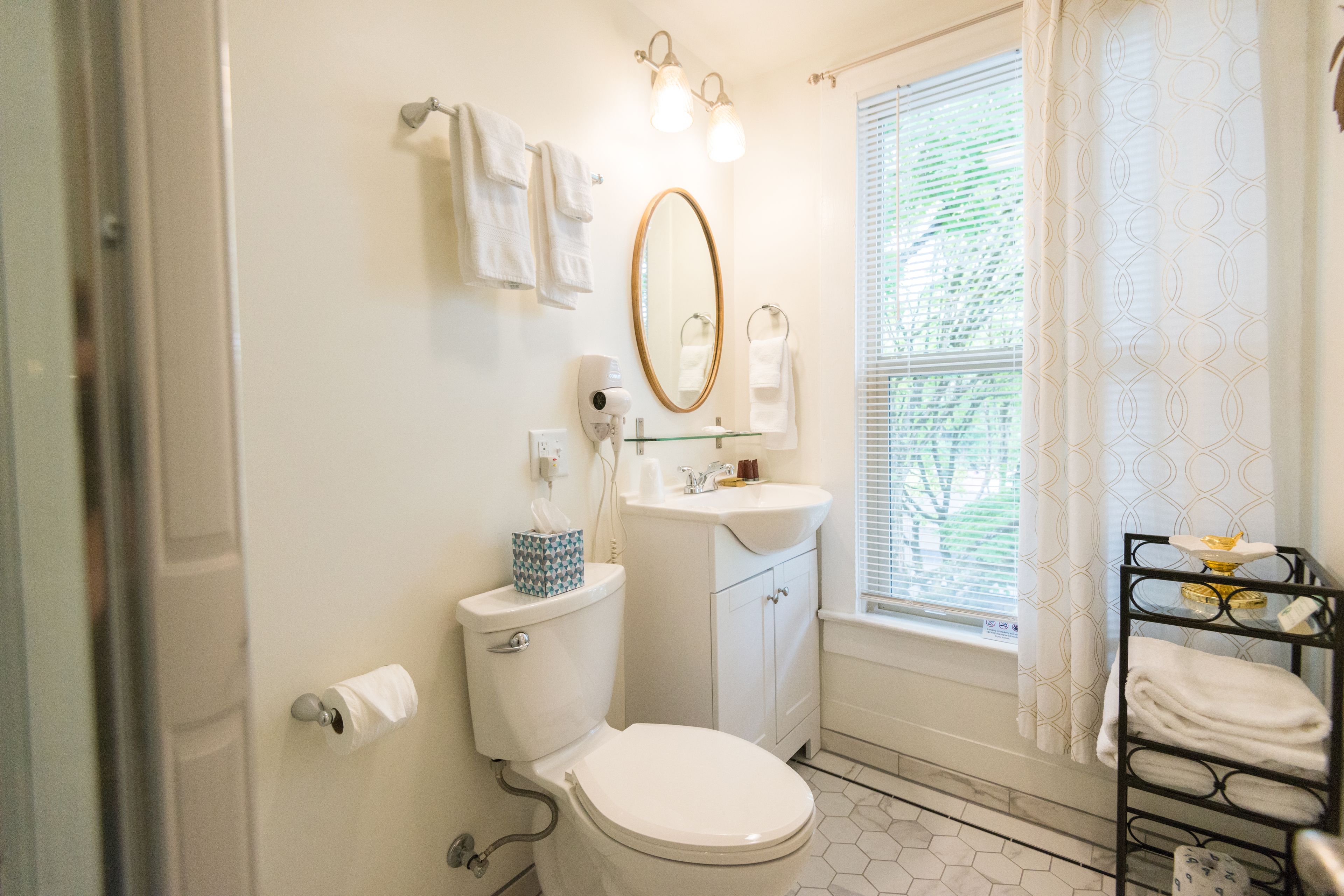 301 multnomah falls | bathroom | free toiletries, hair dryer, bathrobes, towels