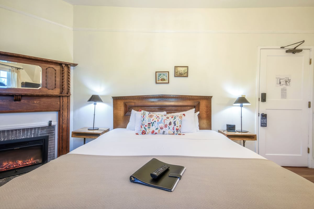Miss Dorothy's Room | Luxe beddengoed, een kluis op de kamer, een strijkplank/strijkijzer