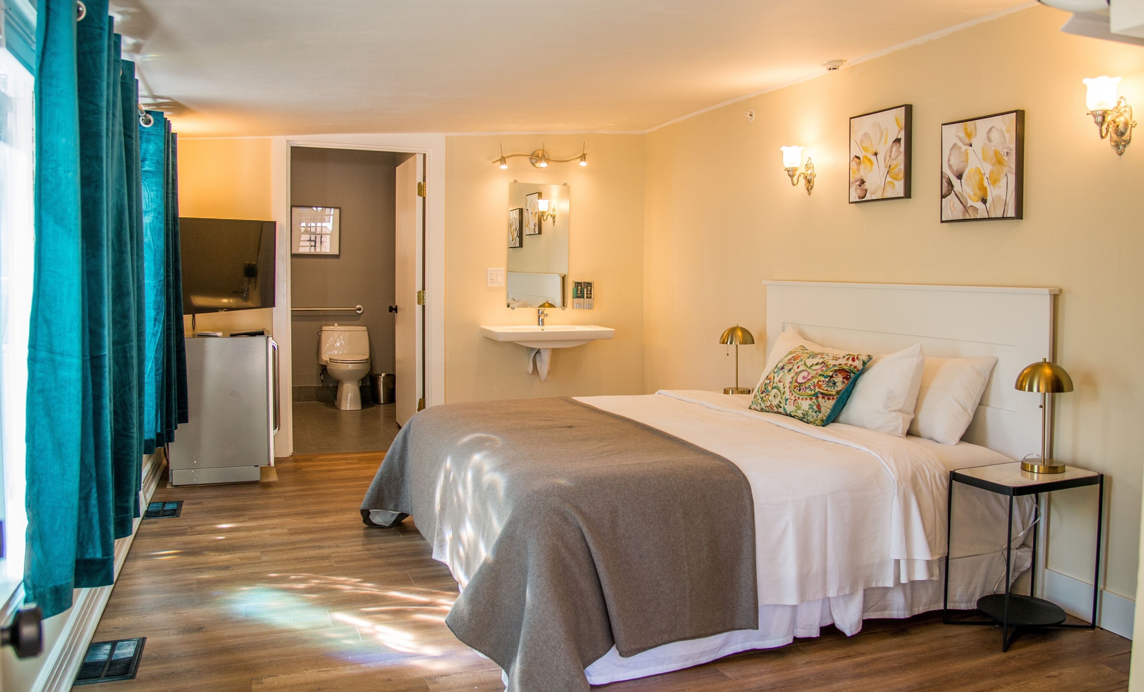 Premium bedding, in-room safe, iron/ironing board, free WiFi