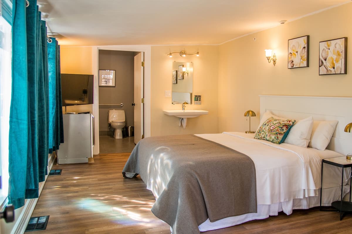 Premium bedding, in-room safe, iron/ironing board, free WiFi