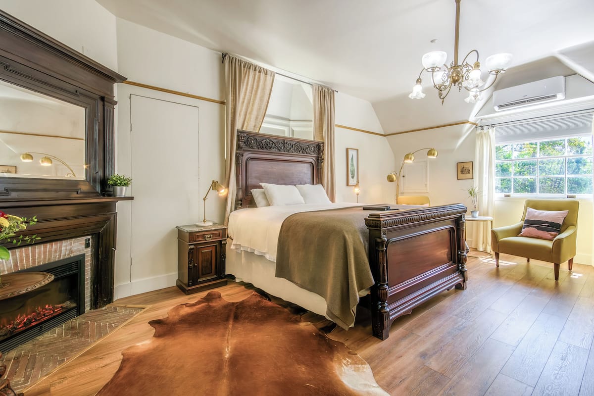 Kamer, 1 kingsize bed | Luxe beddengoed, een kluis op de kamer, een strijkplank/strijkijzer