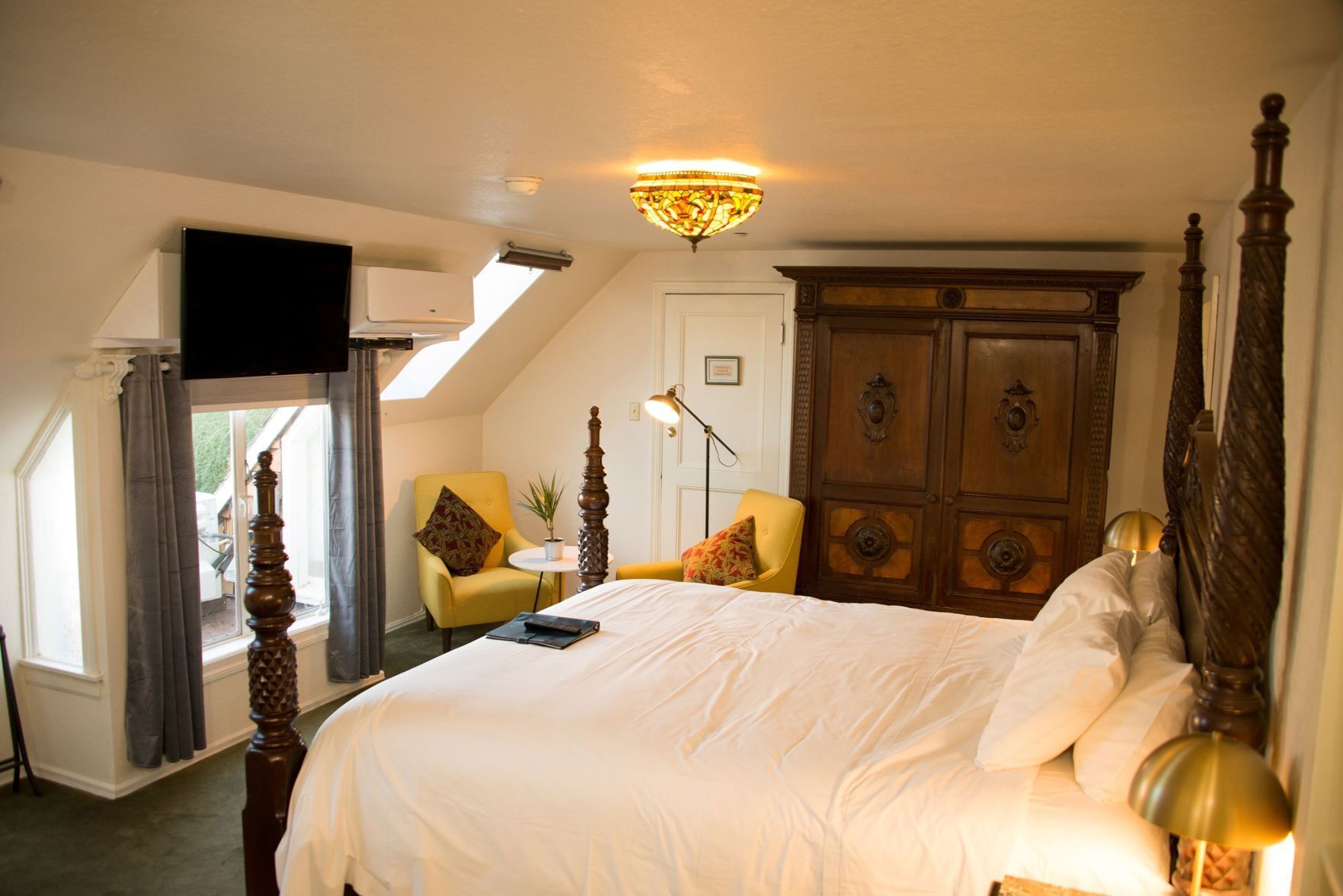 Premium bedding, in-room safe, iron/ironing board, free WiFi