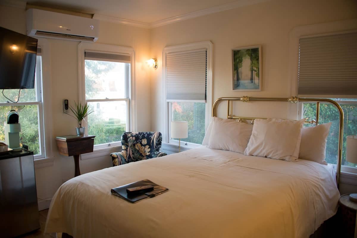 Premium bedding, in-room safe, iron/ironing board, free WiFi