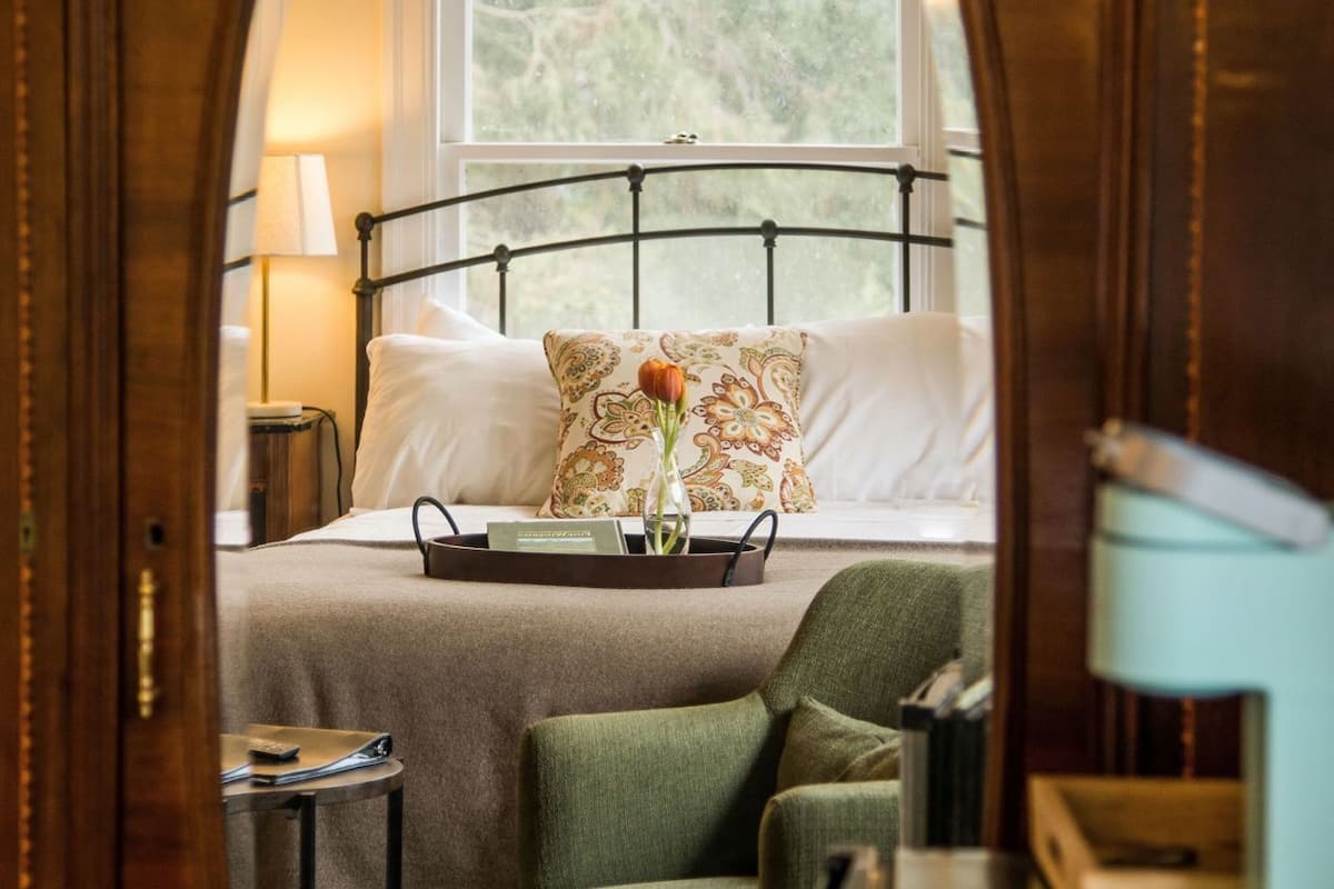 Premium bedding, in-room safe, iron/ironing board, free WiFi