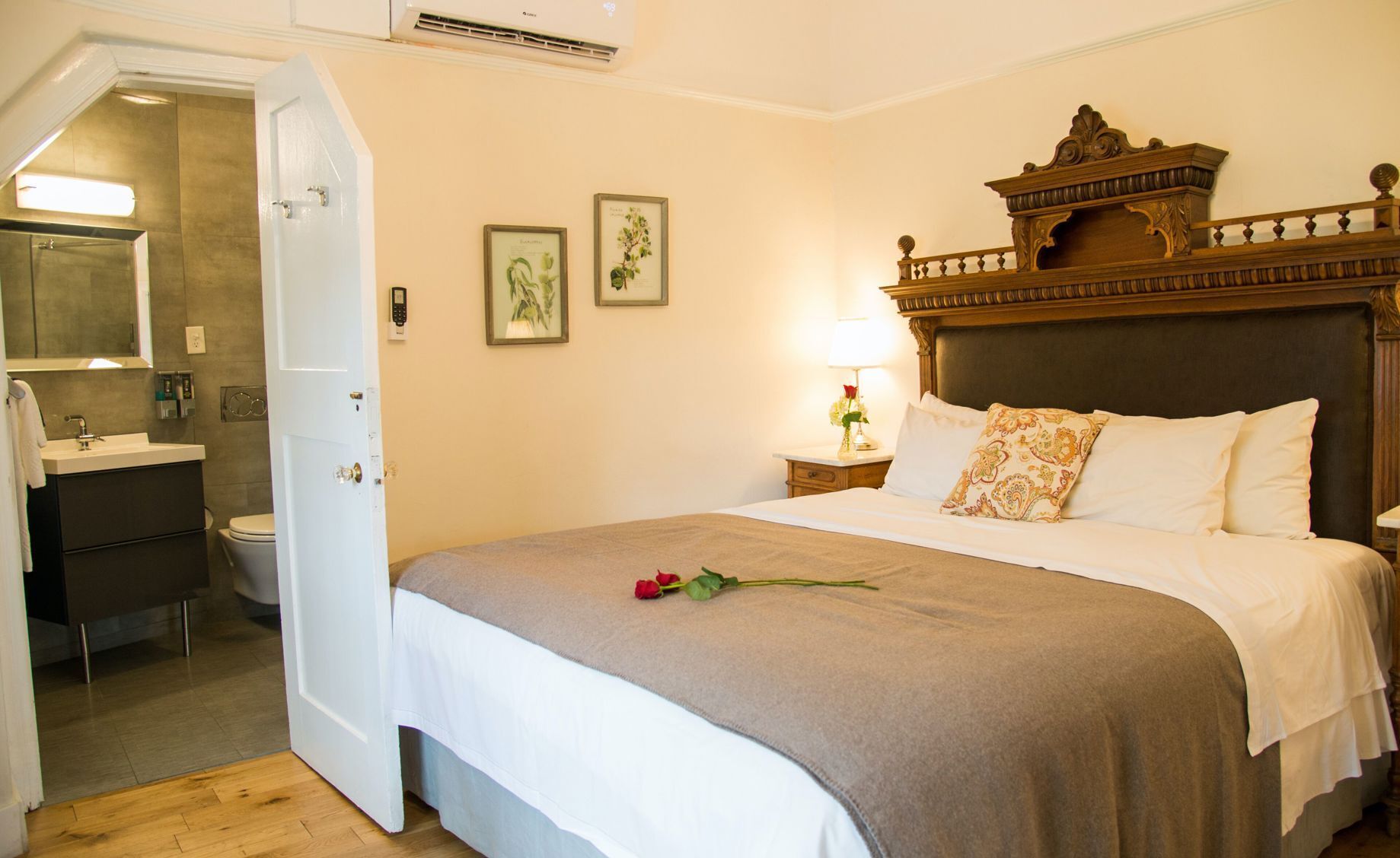 Premium bedding, in-room safe, iron/ironing board, free WiFi