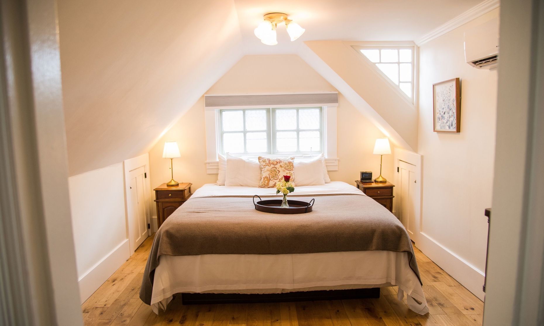 Premium bedding, in-room safe, iron/ironing board, free WiFi