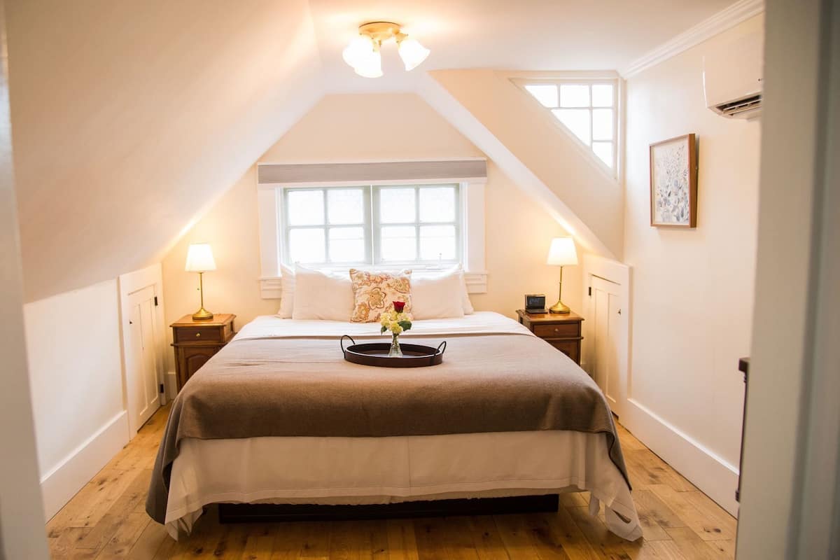 Premium bedding, in-room safe, iron/ironing board, free WiFi