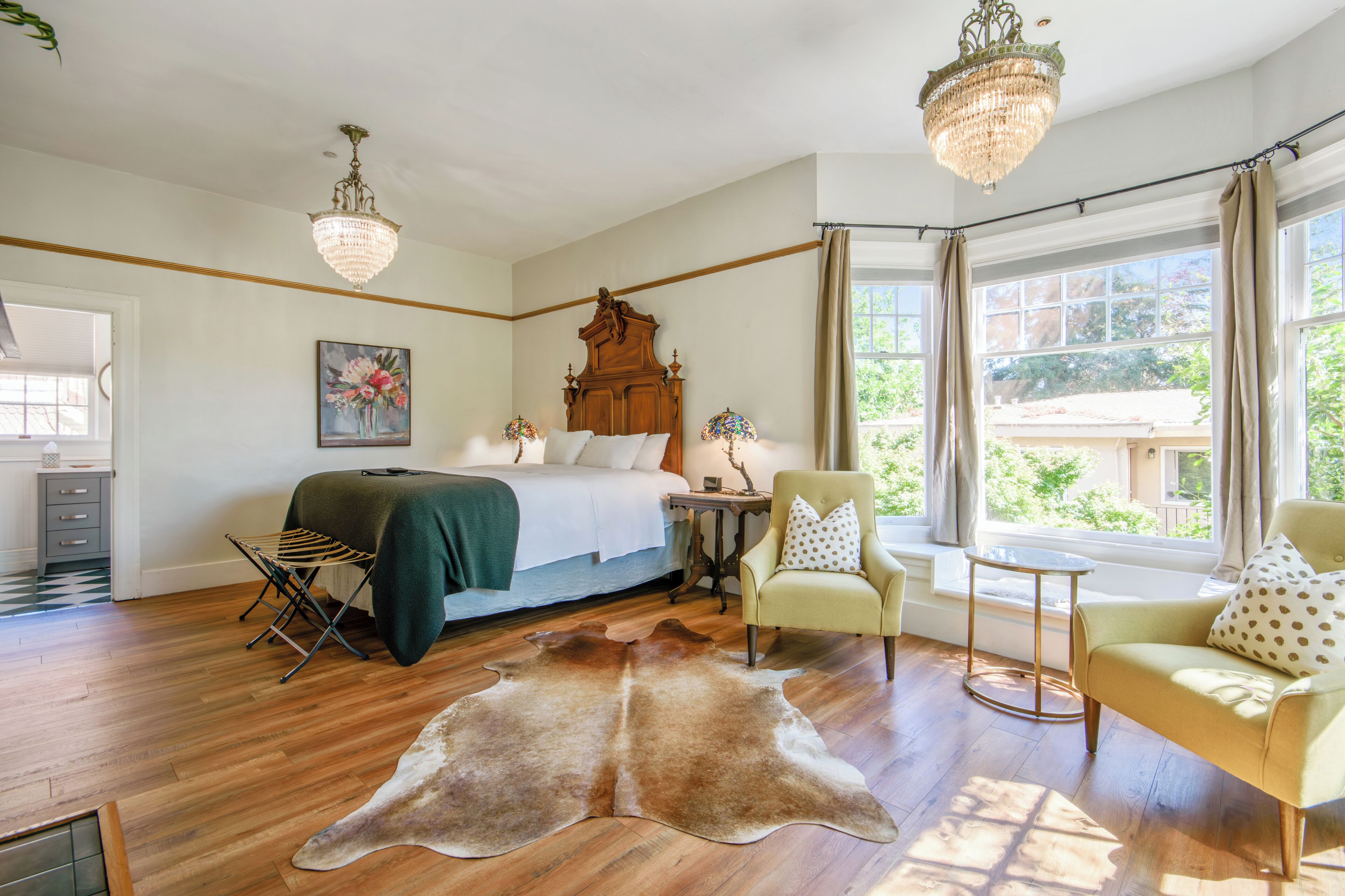 Premium bedding, in-room safe, iron/ironing board, free WiFi