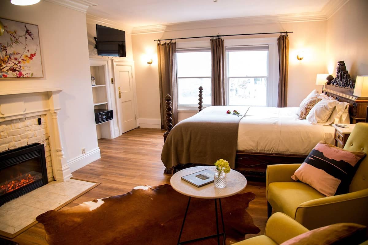 Premium bedding, in-room safe, iron/ironing board, free WiFi