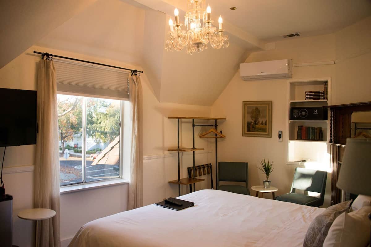 Premium bedding, in-room safe, iron/ironing board, free WiFi