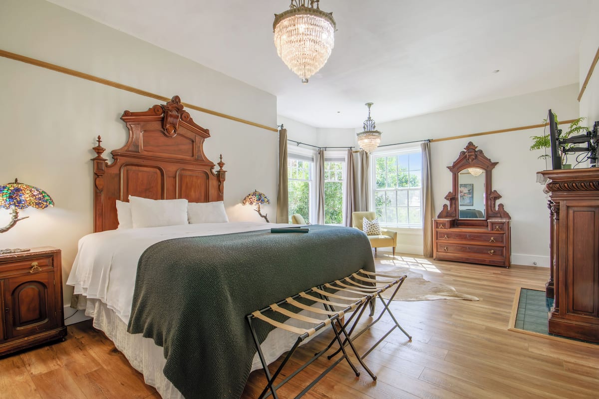 Count Bonzi Suite | Luxe beddengoed, een kluis op de kamer, een strijkplank/strijkijzer