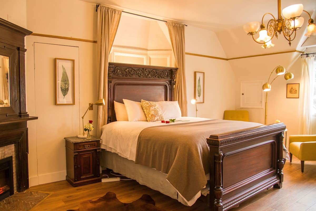 Premium bedding, in-room safe, iron/ironing board, free WiFi