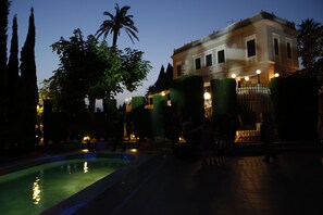 Vista frontal de la propiedad por la tarde o noche