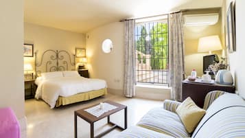 Double Room | 1 bedroom, minibar, blackout curtains, free WiFi