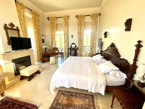 Master Suite Eugenia | 1 bedroom, minibar, blackout drapes, free WiFi