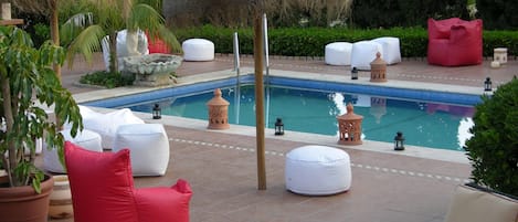 Außenpool, Sonnenschirme, Liegestühle