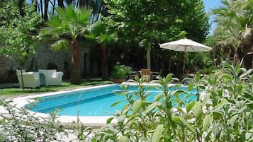 Piscina a l'aire lliure i gandules