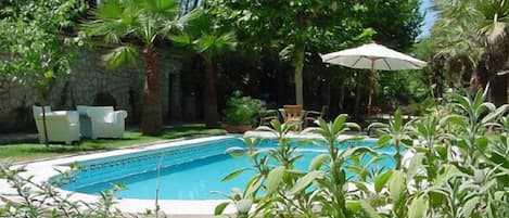 Utomhuspool och solstolar