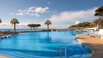 Piscine couverte, piscine extérieure, parasols de plage, chaises longues