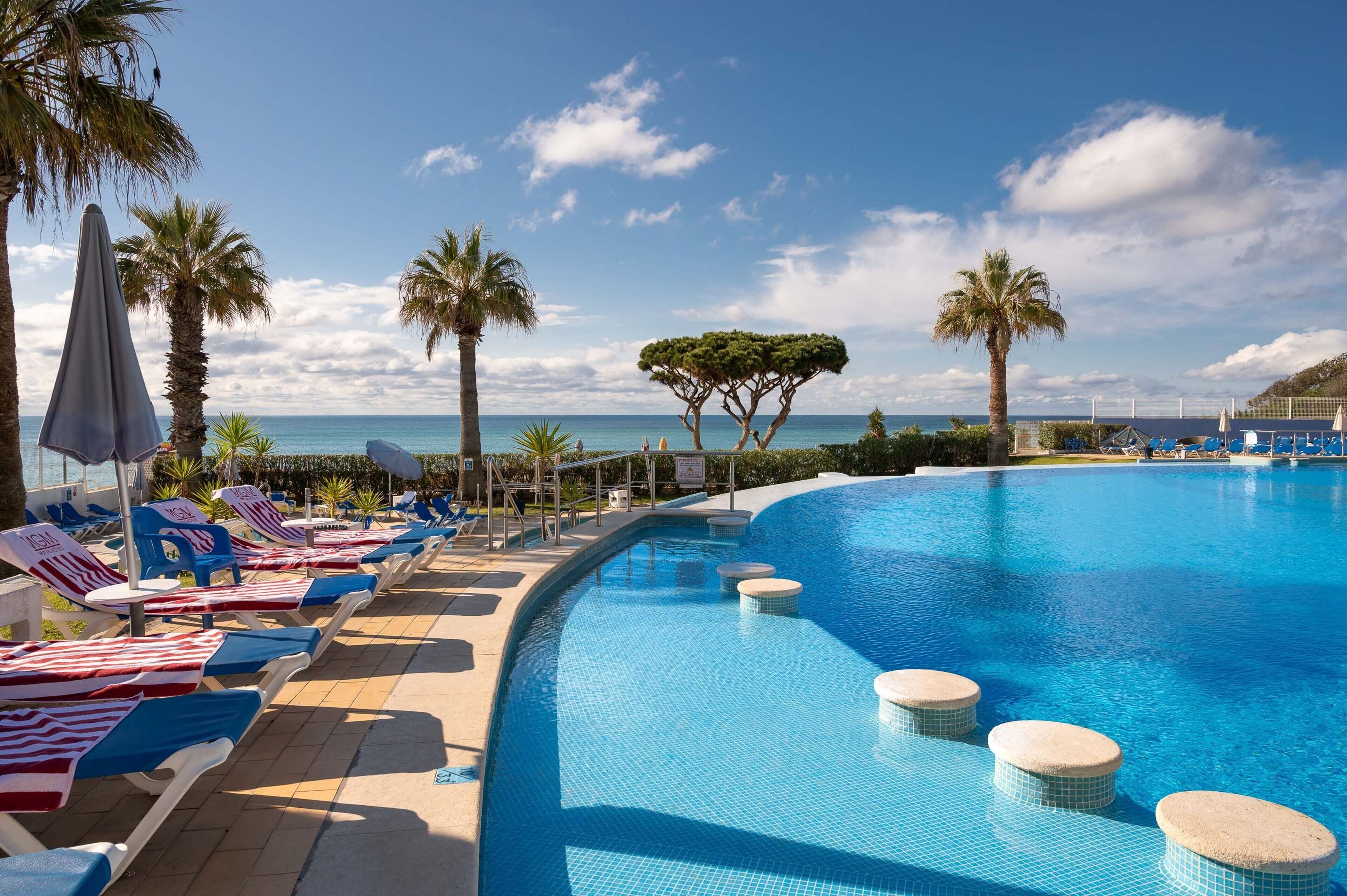 Piscina interna, piscina externa, guarda-sóis, espreguiçadeiras