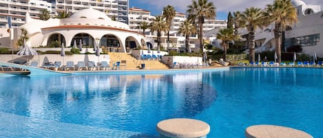 Piscina coperta, piscina all'aperto, ombrelloni da piscina, lettini