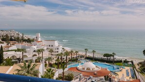 A coastal resort with a swimming pool, beach, and ocean views. - Grand Muthu Oura View Beach Club (Albufeira)