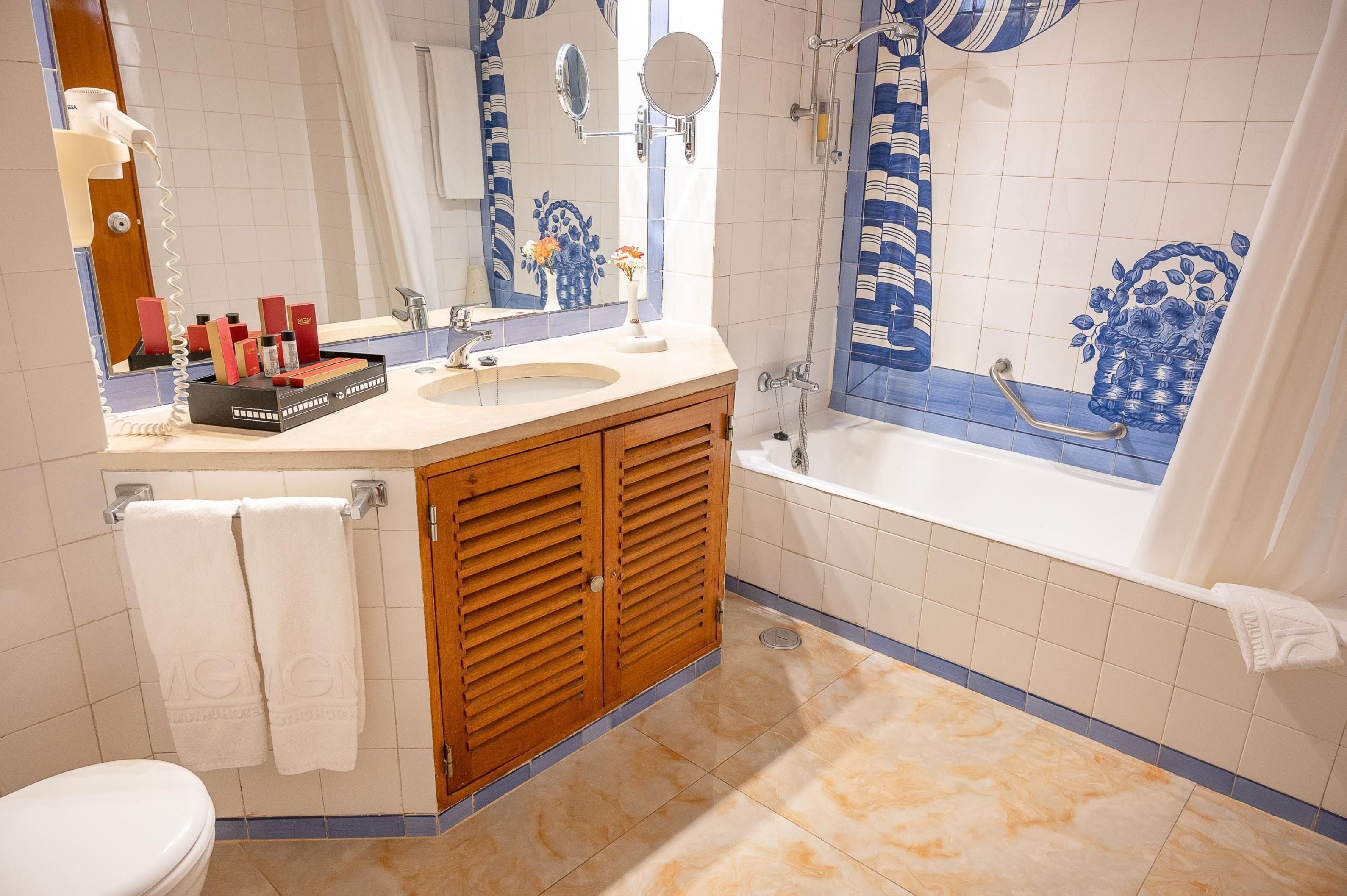 Habitación doble estándar | Baño | Secadora de cabello y toallas 