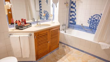 Deluxe Hotel Room | Bathroom | Hair dryer, towels