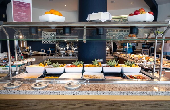 Päivittäinen täysi aamiainen (14 EUR per henkilö)