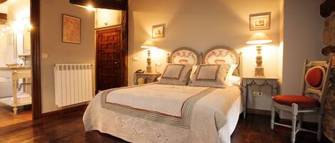 Egyptian cotton sheets, in-room safe, desk, cots/infant beds