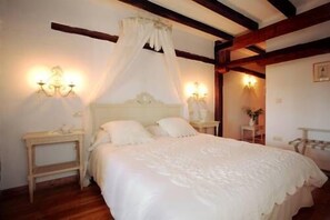 Sábanas de algodón egipcio y caja de seguridad en la habitación 