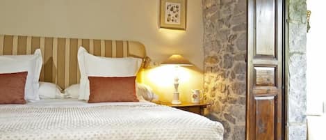 Egyptian cotton sheets, in-room safe, desk, cots/infant beds