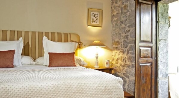 Egyptian cotton sheets, in-room safe, desk, cots/infant beds