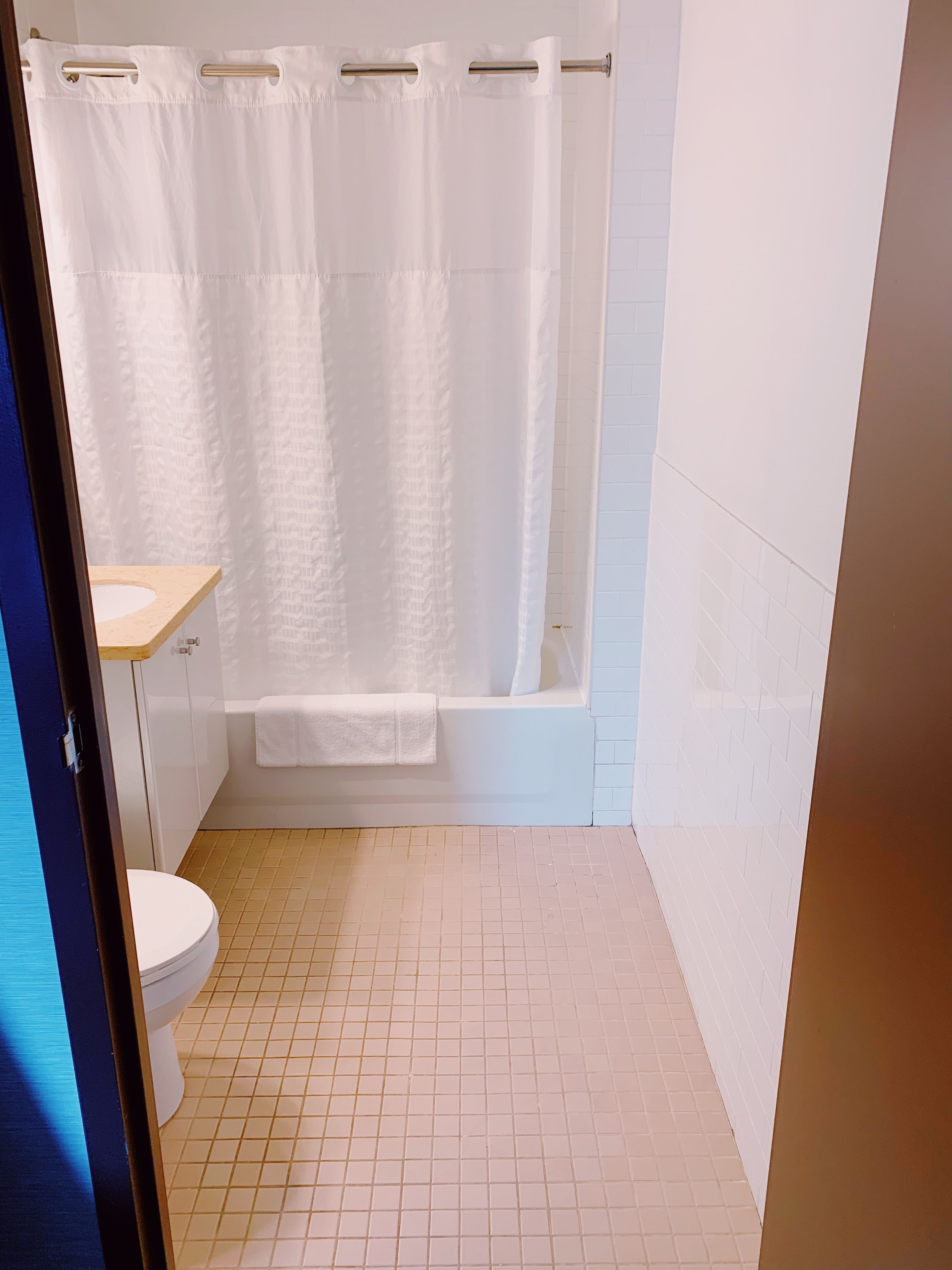 combined shower/bathtub, rainfall showerhead, free toiletries