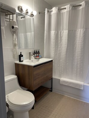 Een bad/douchecombinatie, een regendouche, gratis toiletartikelen