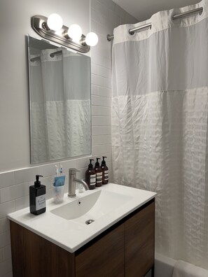 Standard Room | Bathroom | Combined shower/tub, rainfall showerhead, free toiletries, hair dryer - Hotel Mimosa (New York)