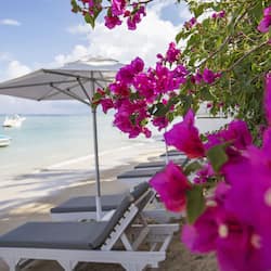 Sulla spiaggia, lettini da mare, ombrelloni, teli da spiaggia